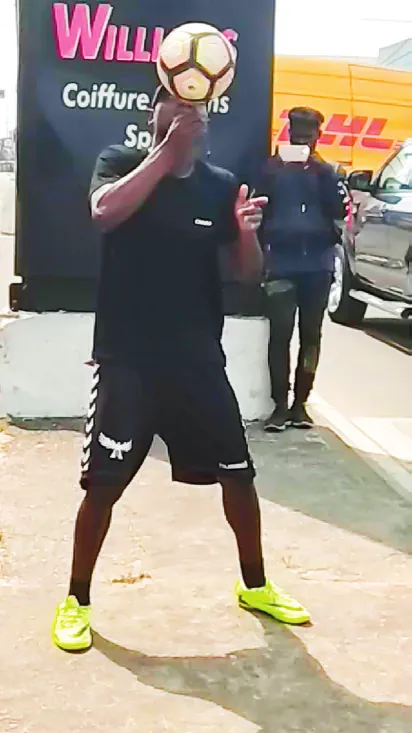 Freestyler jonglant avec un ballon pendant la caravane CANAL+