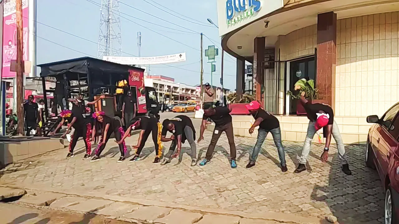 Danseurs de la caravane de Noël CANAL+ dans une rue commerçante