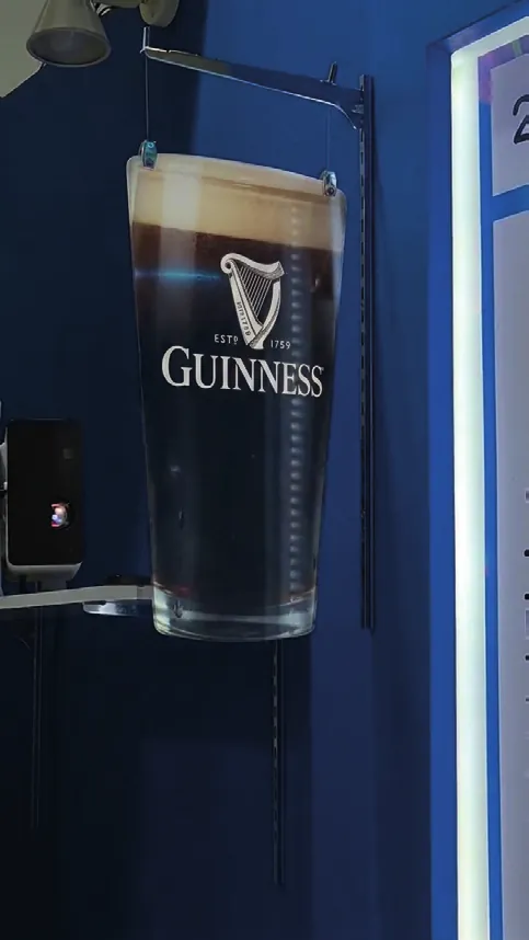 Fontaine lumineuse en forme de verre Guinness