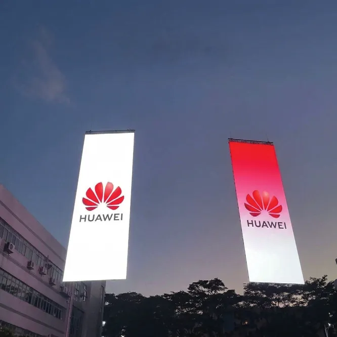 Deux totems lumineux Huawei de nuit